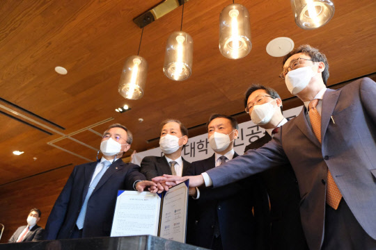 혁신공유교류 협정을 체결한 5개 대학 총장단. <한국외국어대학교 제공>